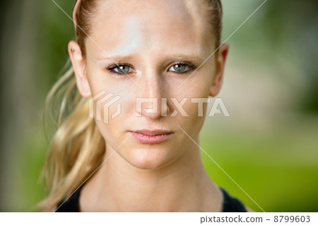 Close-up portrait of a young woman 8799603