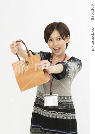 Woman social worker who hands gifts Woman social worker who hands gifts 8801369