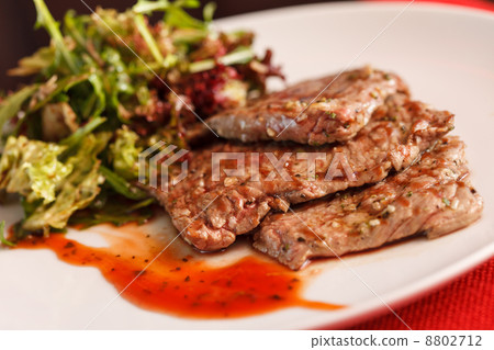 steak with salad 8802712