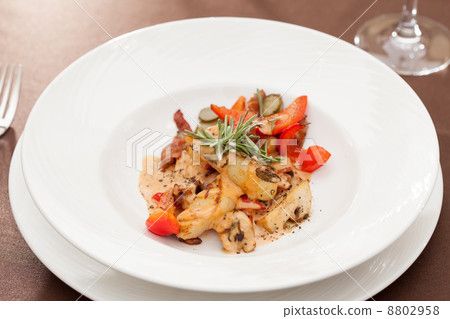 Chicken fillet with mushrooms 8802958