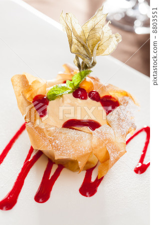 berries with vanilla cream baked in dough 8803551