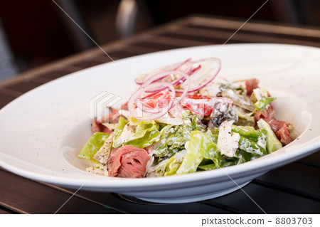 salad with beef 8803703