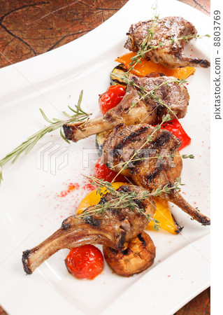 grilled meat ribs with vegetables 8803769