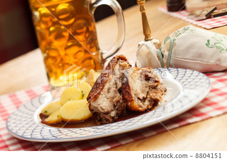 pork with potatoes and beer 8804151
