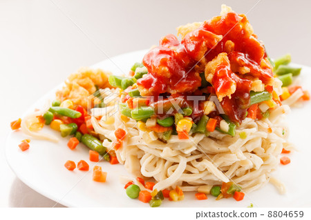 noodle with chicken and vegetables 8804659