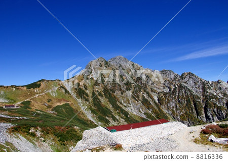 A snowy mountain 8816336