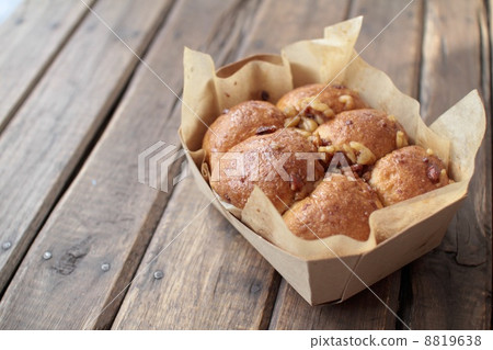 Brown sugar and walnut tear-apart bread baked in a paper mold Brown sugar and walnut tear-apart bread baked in a paper mold 8819638