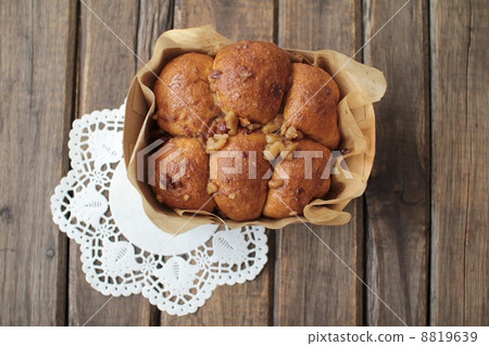 用紙模烘烤的紅糖核桃撕開麵包 8819639