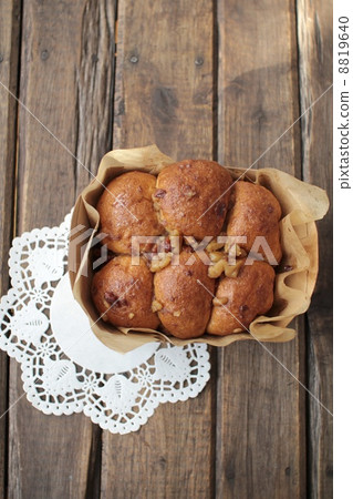 用紙模烘烤的紅糖核桃撕開麵包 8819640