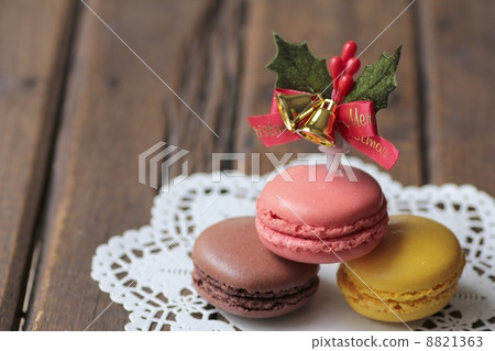 蕾絲紙上印有聖誕籤的杏仁餅 蕾絲紙上印有聖誕籤的杏仁餅 8821363