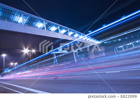 Busy traffic in city at night 8822099