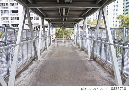 Footbridge in the city 8822710