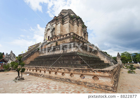 Wat Chedi Luang temple in Chiang Mai, Thailand. 8822877