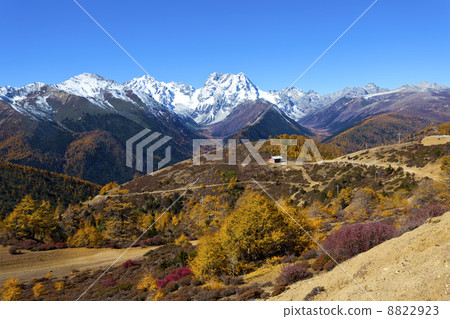 Haba snow mountain landscape in China at autumn Haba snow mountain landscape in China at autumn 8822923