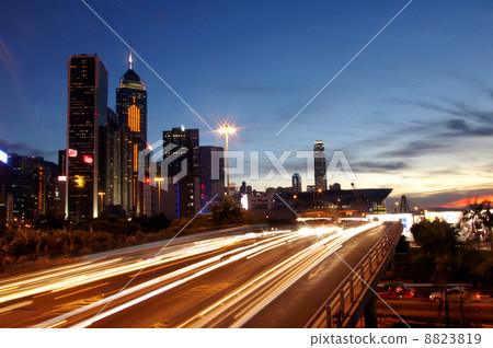 Busy traffic in Hong Kong at night 8823819