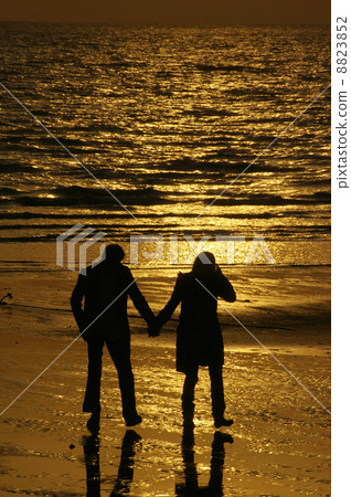 Couple at sunset 8823852