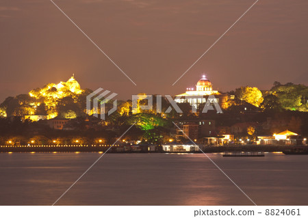 Gulangyu Island at sunset from Xiamen downtown 8824061