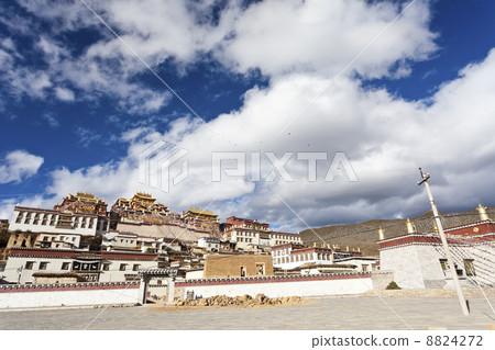 Ganden Sumtseling Monastery in Shangrila, Yunnan, China. 8824272