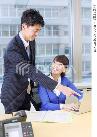 工作的商人和商界女強人 8832077