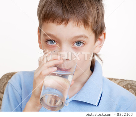 Child drinking water 8832163