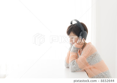 A woman listening to music 8832644