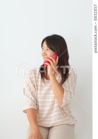 中年女子打個電話 8832857