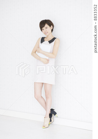 年輕的女士 年輕的女士 8833352