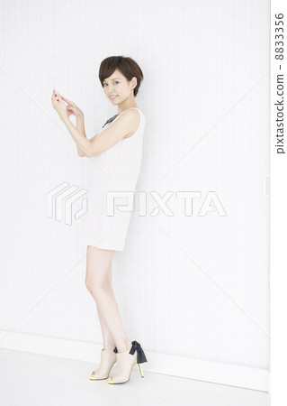 年輕的女士 年輕的女士 8833356