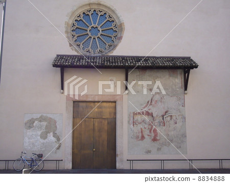 教堂的入口 8834888