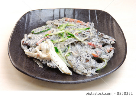 Delicious root vegetables and chicken with black sesame salad 8838351