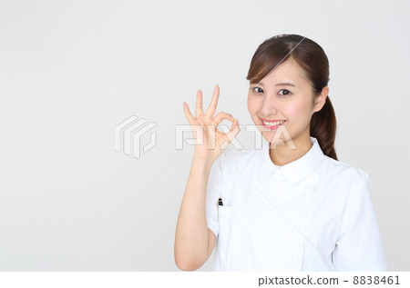 一位年輕的護士 一位年輕的護士 8838461