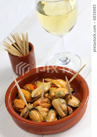 Esca-bass in mussels Esca-bass in mussels 8838985