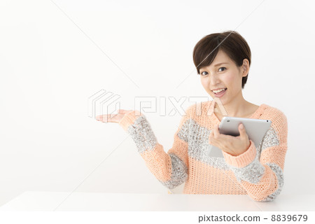 查尋與片劑的網的偶然服裝的一名婦女 查尋與片劑的網的偶然服裝的一名婦女 8839679
