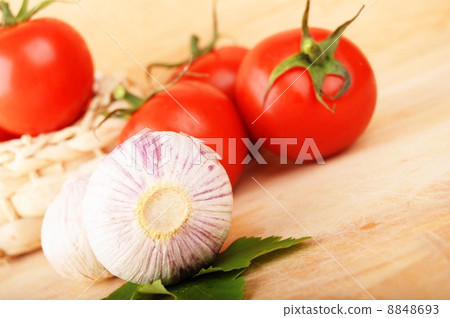 tamatoes and garlic tamatoes and garlic 8848693