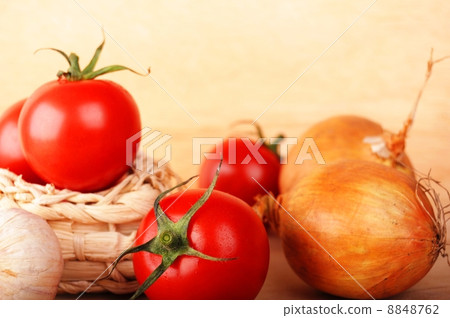 tamatoes and garlic tamatoes and garlic 8848762