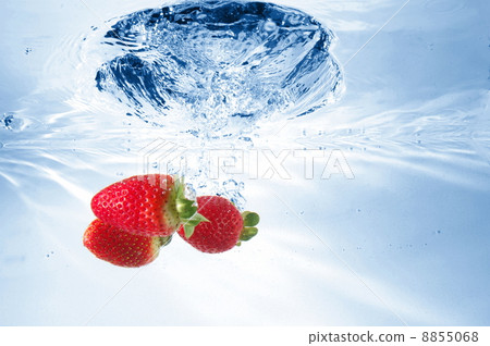 strawbarry fruit in water 8855068