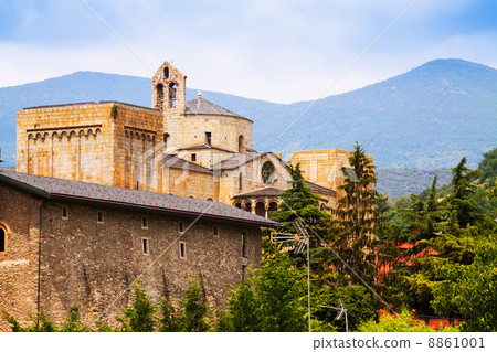 Day view of Cathedral of Santa Maria dUrgell 8861001
