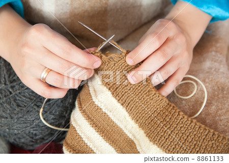 Closeup of knitting woman hands 8861133