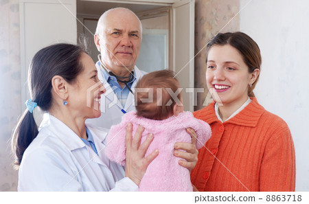 Doctors give the newborn to mother 8863718