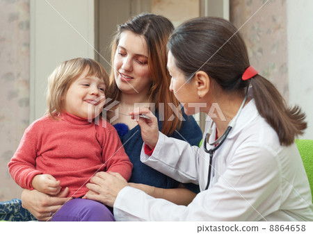 mature pediatrician examining 2 years child 8864658