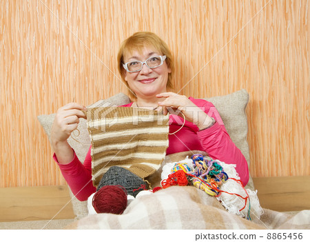 knitting senior woman 8865456