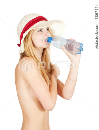 girl with beach hat drinking water 8867324