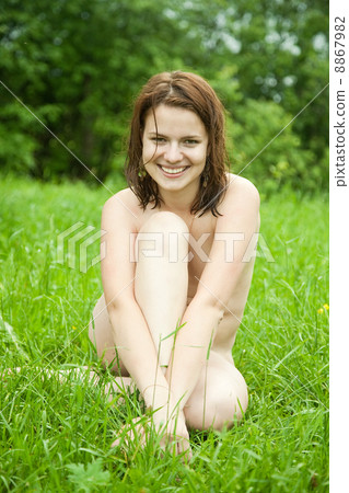 Sitting nude girl in grass 8867982