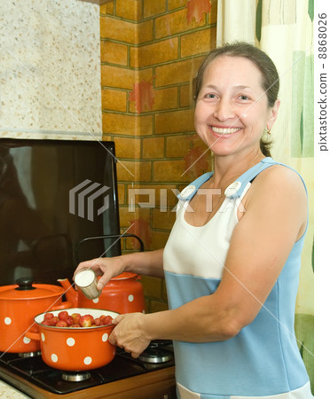 Woman preserving strawberry preserves 8868026