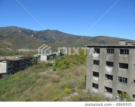 從松尾礦屋頂需要的廢棄的公寓團體 8869305