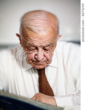 thinking senior 8874244