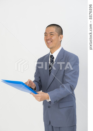 一個男人帶著微笑的受薪男子 8876896