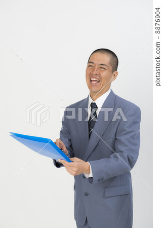 一個男人帶著微笑的受薪男子 8876904