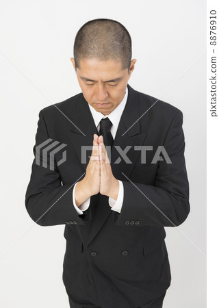 Men who hold hands together 8876910