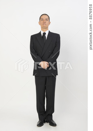 男性在哀悼 8876958